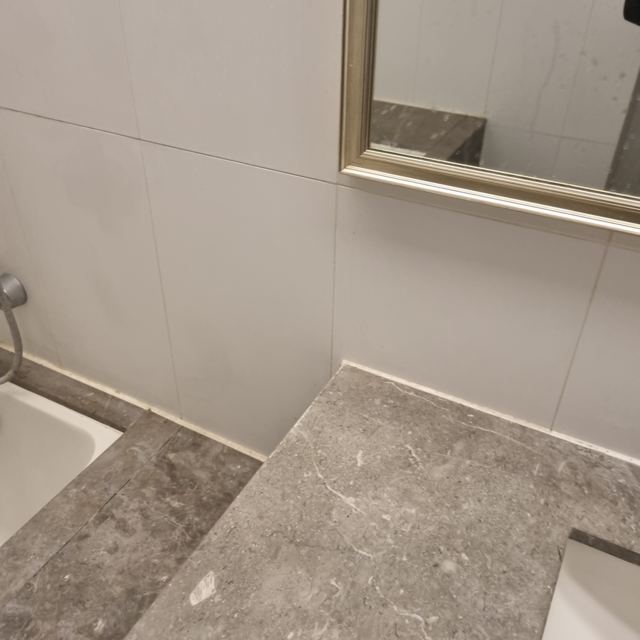 욕실 물때 낀 실리콘 걷어내고 재시공 3