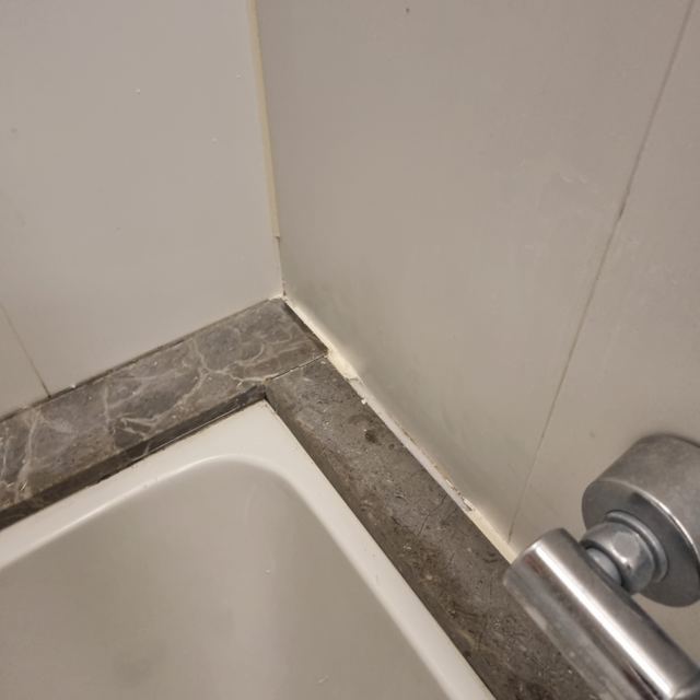 욕실 물때 낀 실리콘 걷어내고 재시공 18