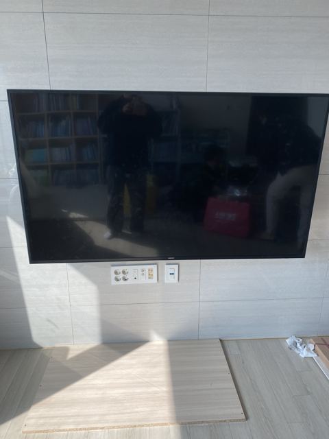 벽걸이 TV 떼어낸 자리 타일 교체 1