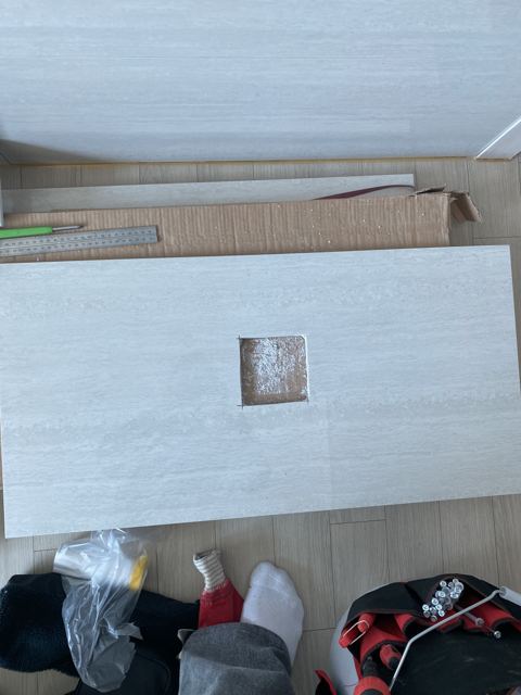 벽걸이 TV 떼어낸 자리 타일 교체 8